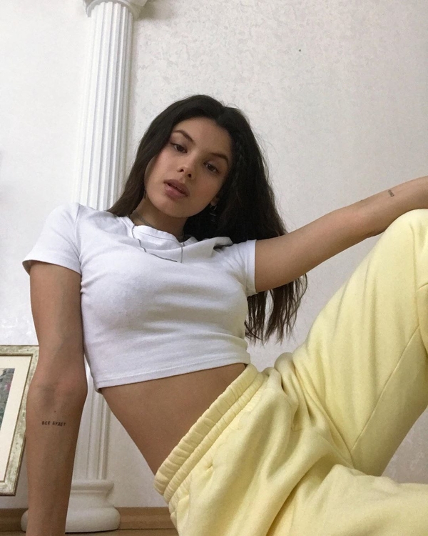 "Нереально красивая": Мишель Андраде поразила снимками в мейкапом "зебра"