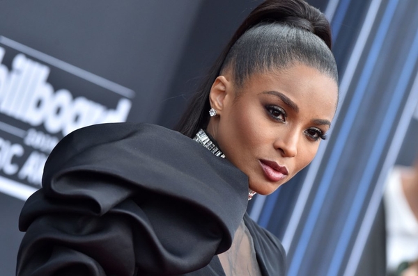 Певица Сиара в третий раз стала мамой