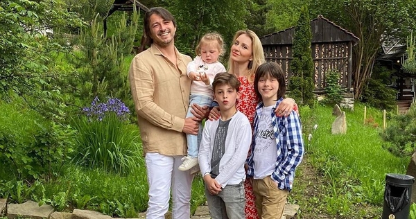 "Вывез семью на Мальдивы": Притула поделился счастливым фото с женой и дочерью