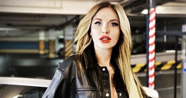 Слава Каминская похвасталась аппетитными формами в купальнике