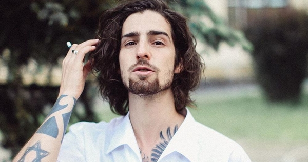 "Теперь мы знаем, в кого ты такой": Владимир Дантес показал фото мамы в юности