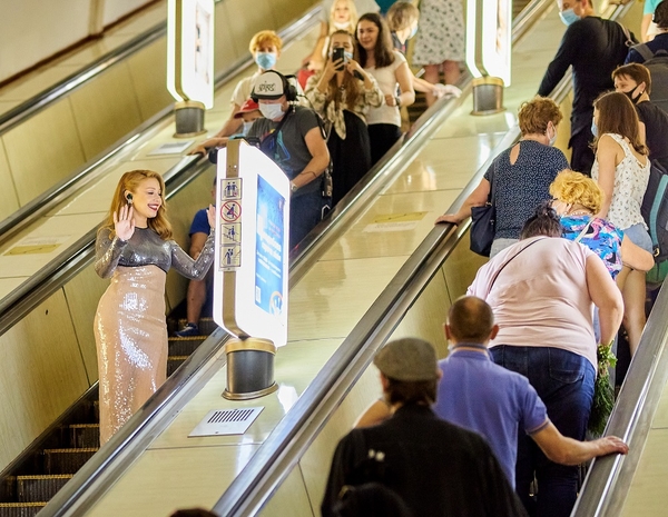 Тина Кароль проехалась в киевском метро в прозрачной юбке