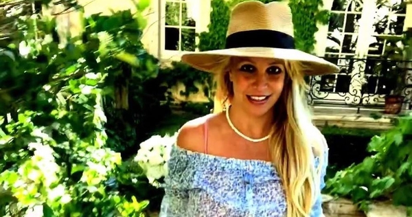 "Увлеклась хной": Бритни Спирс удивила фанов новым фото в купальнике