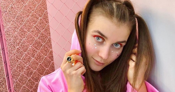 Jerry Heil презентовала лирик-видео на трек "Блогер"