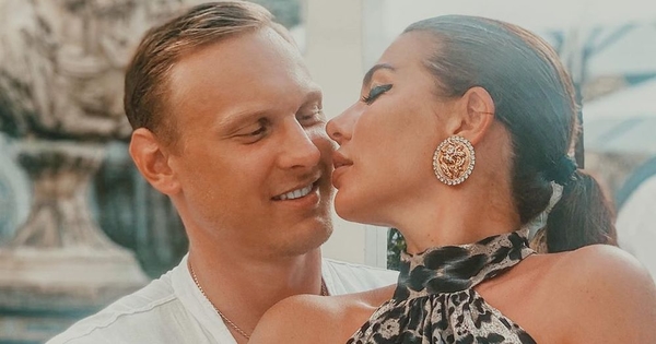 Не сдерживает чувств: Седокова запрыгнула на молодого жениха прямо на улице