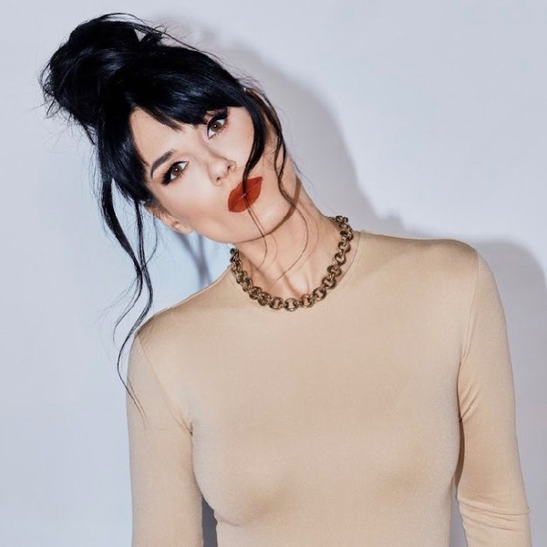 Стройная Ефросинина прогулялась по городу в пляжном наряде