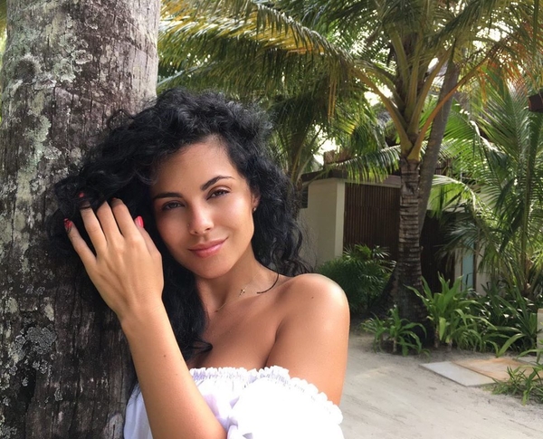 Каменских в бикини померилась ногами с полуголыми красотками