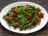 Молодые бобы со свининой: сезонный рецепт