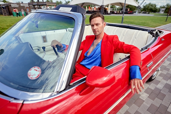 Макс Барских в ярком костюме на ретро-кабриолете вернул посетителей семейного парка в 80-е годы