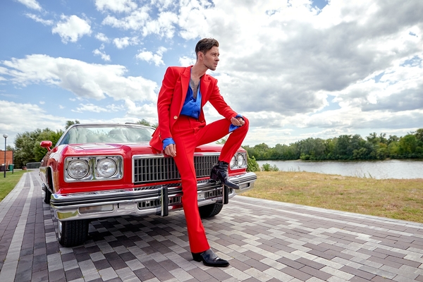 Макс Барских в ярком костюме на ретро-кабриолете вернул посетителей семейного парка в 80-е годы