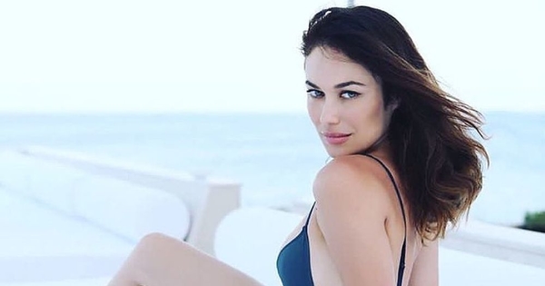 40-летняя Ольга Куриленко похвасталась фигурой в необычном купальнике