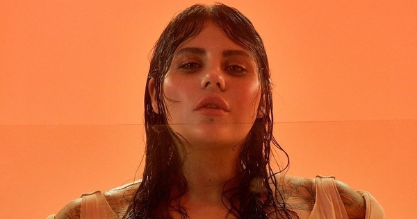 "Взрывная блондинка": Солистка KAZKA поразила новым образом