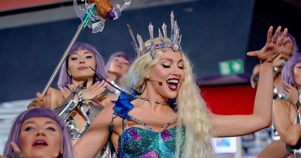 Танцы с колбасой: Оля Полякова зажгла на Житнем рынке