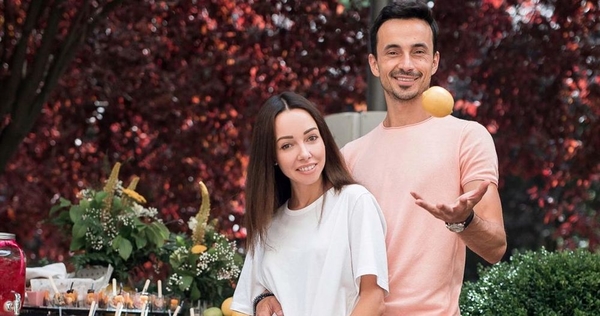 Как романтично: Екатерина Кухар в белоснежном платье позировала в объятиях мужа