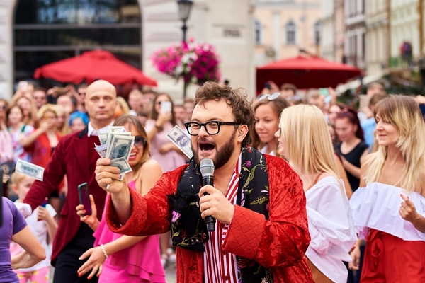 DZIDZIO усыпал деньгами главную площадь Львова