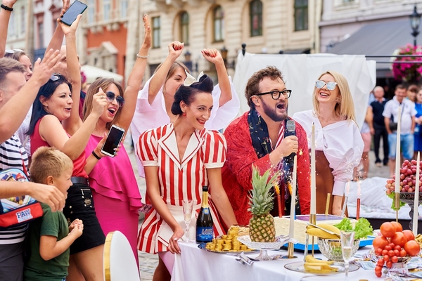 DZIDZIO усыпал деньгами главную площадь Львова