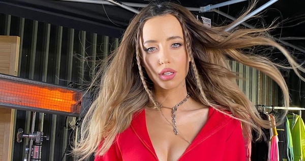 Обнаженная Надя Дорофеева показала, как нежится на солнце