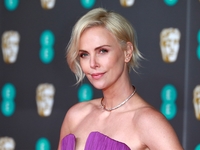 День рождения Шарлиз Терон: ТОП-30 самых стильных выходов актрисы