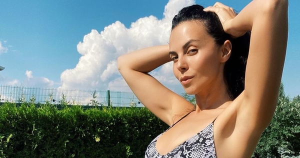 Жаркое фото: Настя Каменских позировала в мокром бикини с бахромой