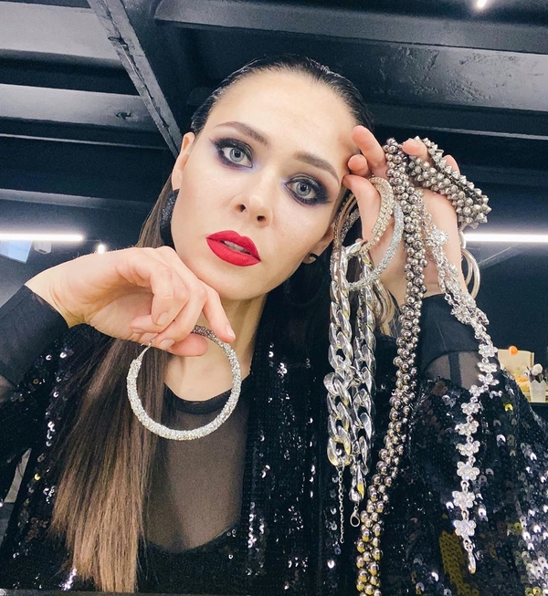 Новая фотосессия: Санина показала горячий образ без белья