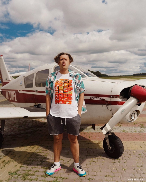 Не ради кадра: зачем известный комик управлял самолетом?