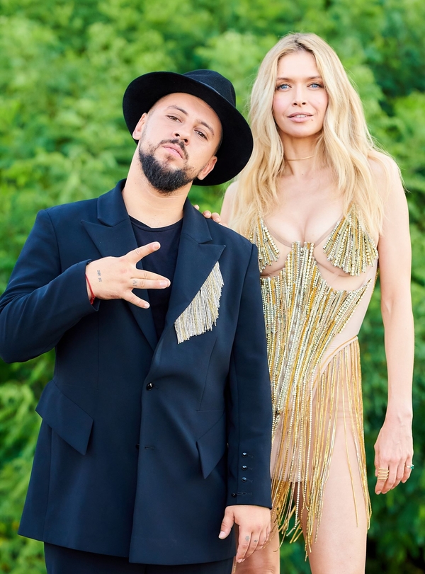 Эффектное мини: Вера Брежнева показала соблазнительную фигуру