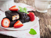 Глазированные сырки с клубничным конфитюром и томленой грушей: Пошаговый рецепт