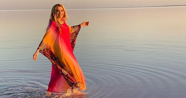 Завораживающая красота: Ольга Сумская позировала на фоне Лемурийского озера