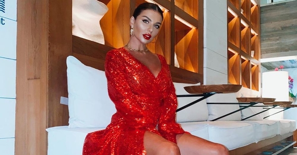 Загорелая Седокова засветила пышную грудь крупным планом