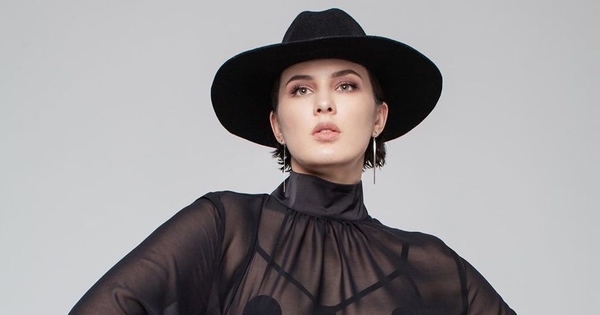 Кожаное мини и прозрачная блузка: MARUV похвасталась эффектным образом