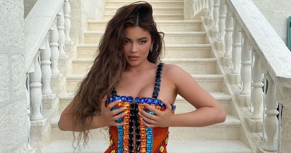 Обнаженная в ванне: Кайли Дженнер устроила пикантную фотосессию во дворе дома