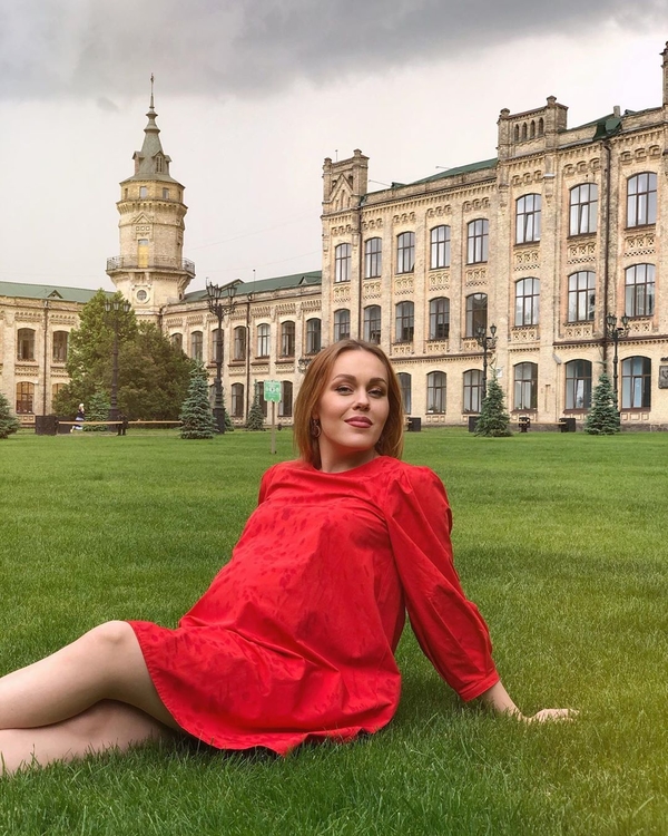 "Похожа на папу": Певица Alyosha показала новорожденную дочь