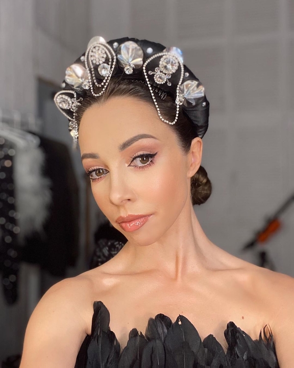 "Для счастья и гармонии": Кухар засветила идеальные ноги и поделилась лайфхаками