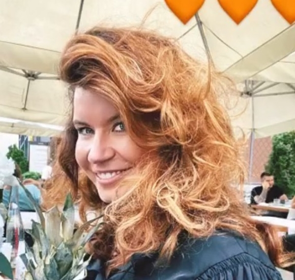 "Стиляга": Жена Монатика показала ноги в наряде с дерзким разрезом