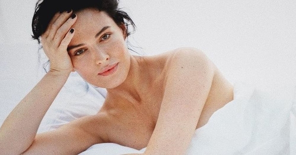 Даша Астафьева засветила пышную грудь в мокрой майке