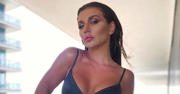 Анна Седокова в бикини соблазнительно позировала на велосипеде