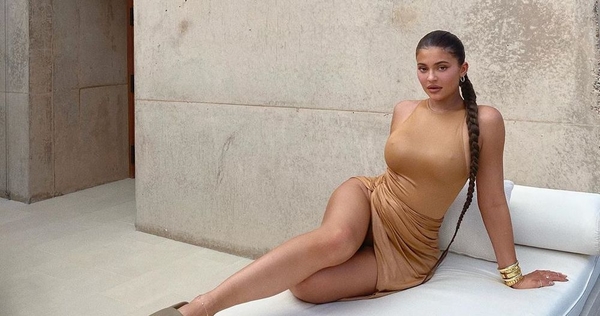 Кайли Дженнер засветила пышные формы в мокром купальнике