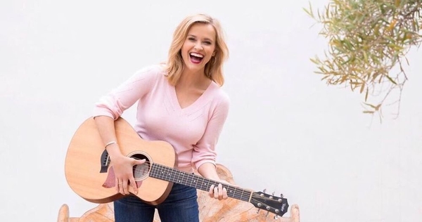 Как две капли: Риз Уизерспун показала маму в молодости