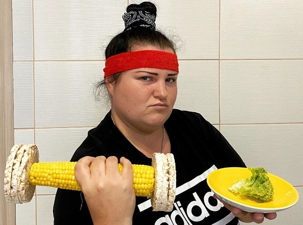 Похудевшая Alyona Alyona запостила "мокрое" видео в купальнике