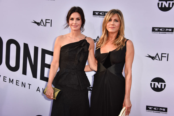 Звезды сериала "Друзья" развеселили Сеть своей игрой в бильярд - видео