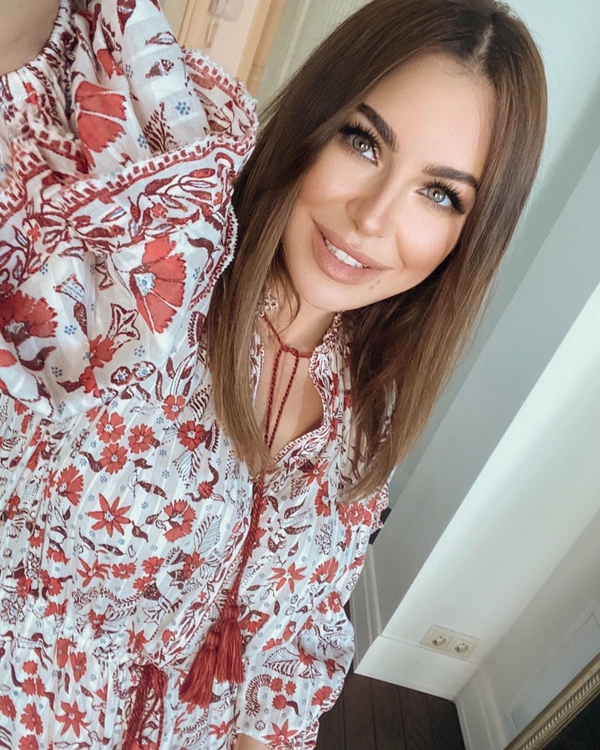 "Люблю украинскую вышивку": Стройная Лорак засветилась в ярких пляжных нарядах