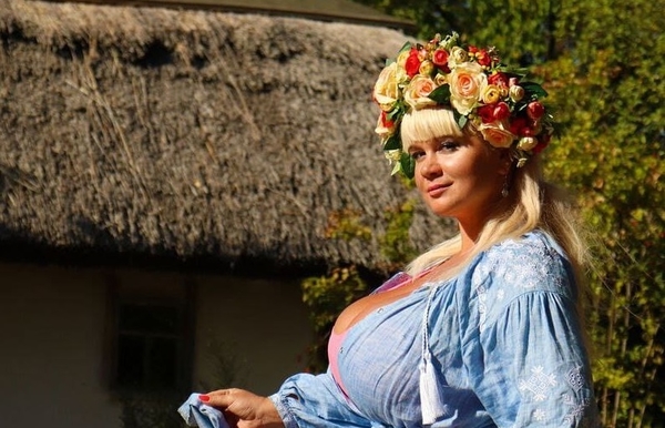 Украинская модель оделась в цвета флага и засветила грудь 15 размера