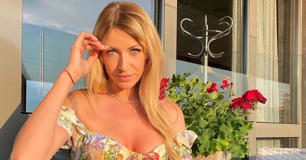 Горячая Никитюк вылезла верхом на полуголого мужчину