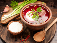 Блюдо ко Дню Независимости: Как приготовить томленый черниговский борщ