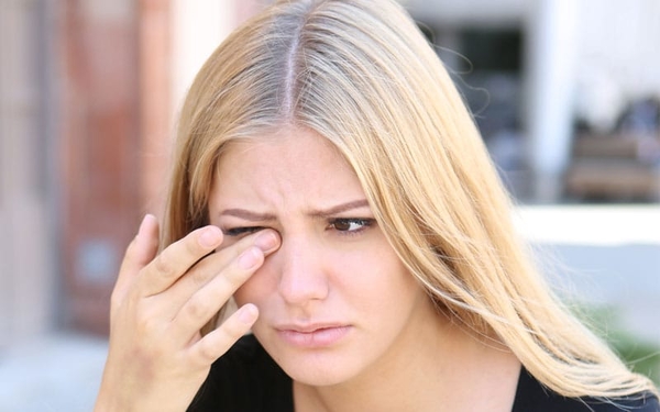 Попала соринка  в глаз: что делать