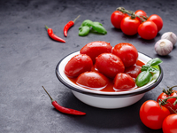 Помидоры в собственном соку с томатной пастой: заготовка на зиму