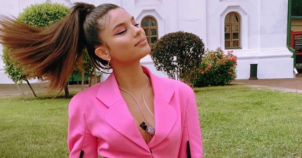 Мишель Андраде похвасталась стройным телом в откровенном боди