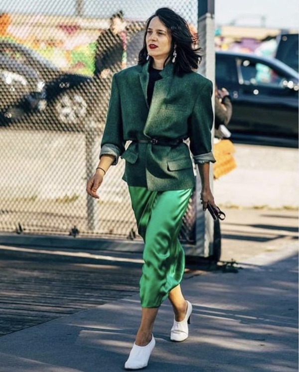 Женственность всегда в моде: стильные осенние образы с юбкой миди