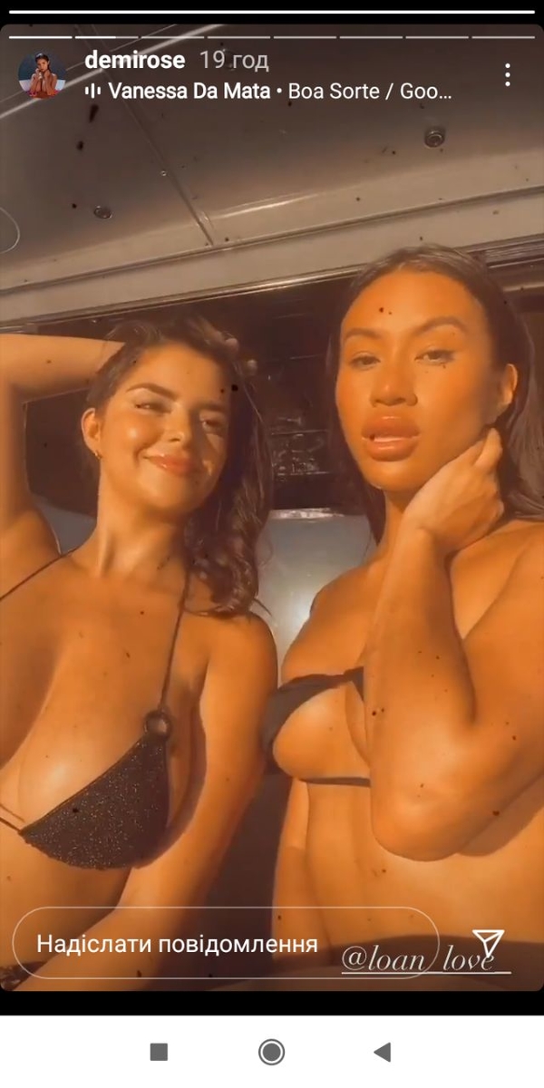 Британская модель показала пышную грудь крупным планом