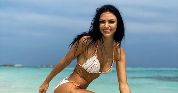 Вика из "НеАнгелов" засветила идеальную фигуру в крошечном бикини